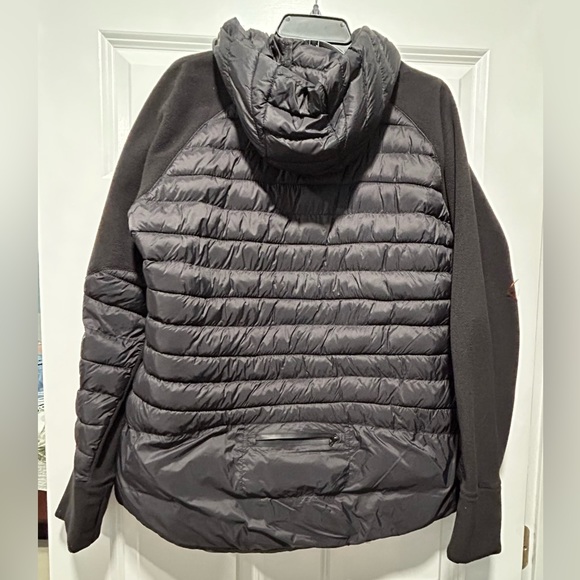 Black puffer lightweight jacket with fleece sleeves. - Picture 2 of 6